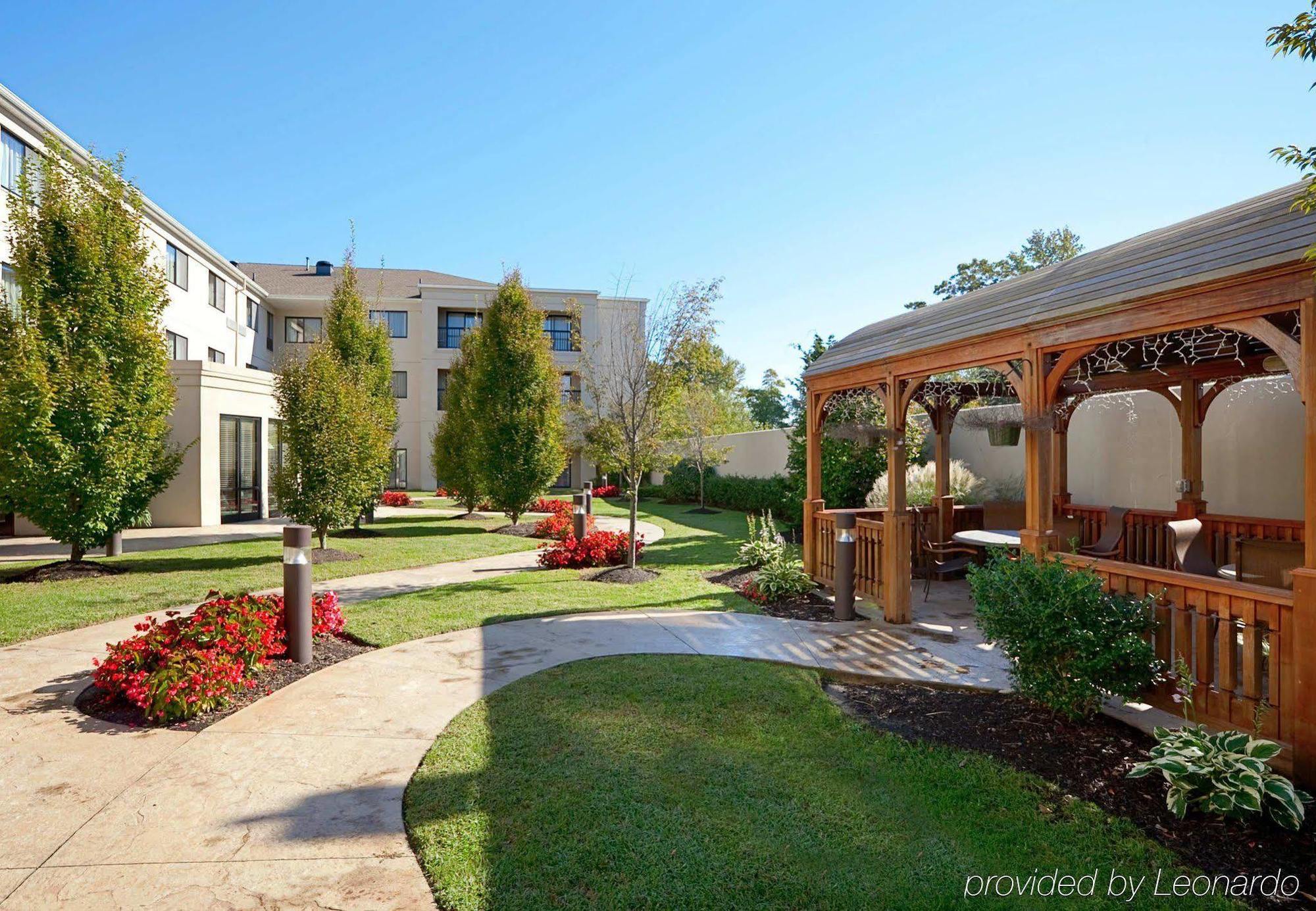 Courtyard Wall At Monmouth Shores Corporate Park Exterior photo